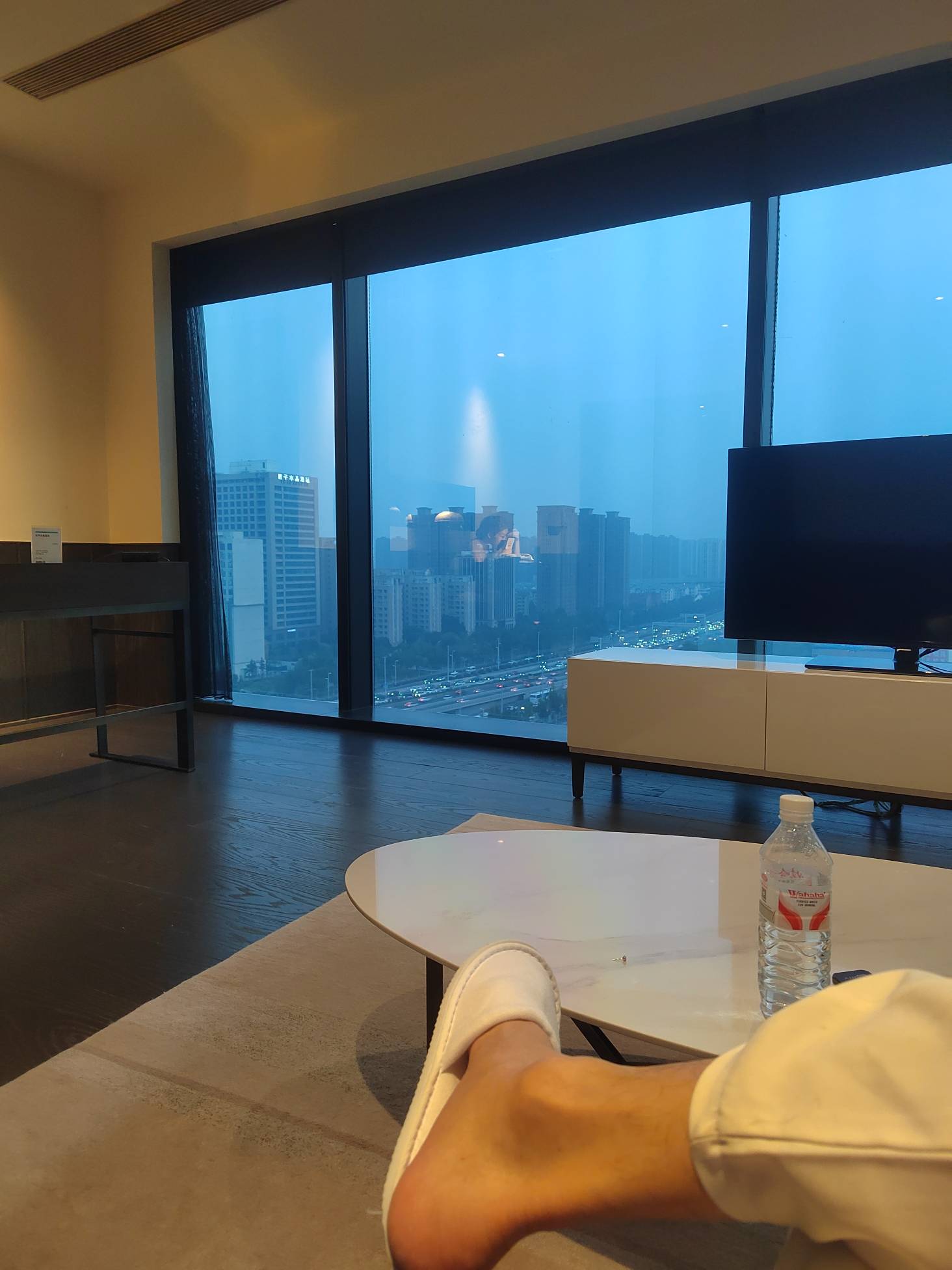 在青旅的老哥们，集合了，发张现在的图片用一哈。酒店挂壁房的不要。
25 / 作者:年年悦意 / 