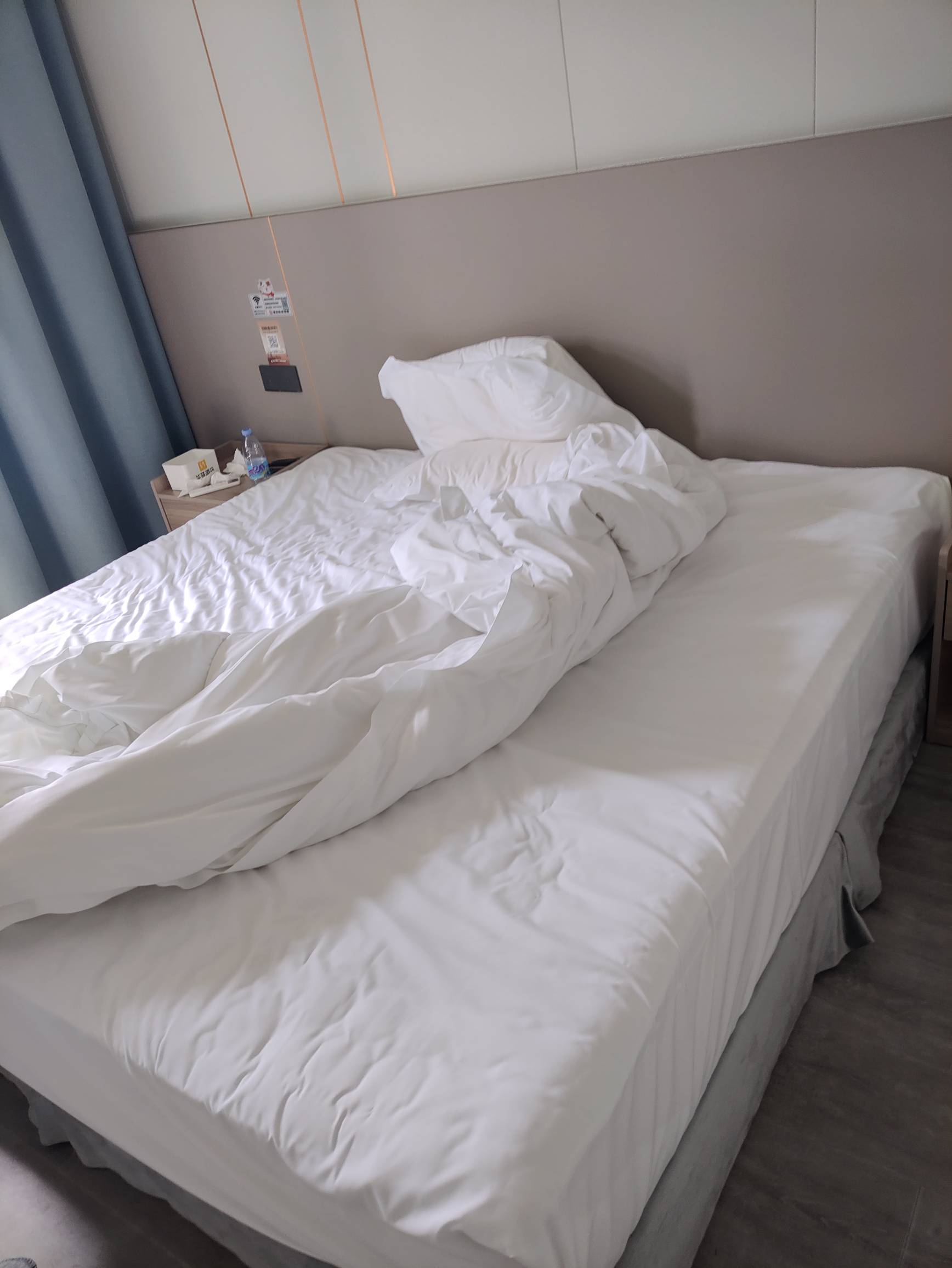 老哥们，不在挂比酒店躺着了，出来游山玩水了




82 / 作者:红菜苔 / 