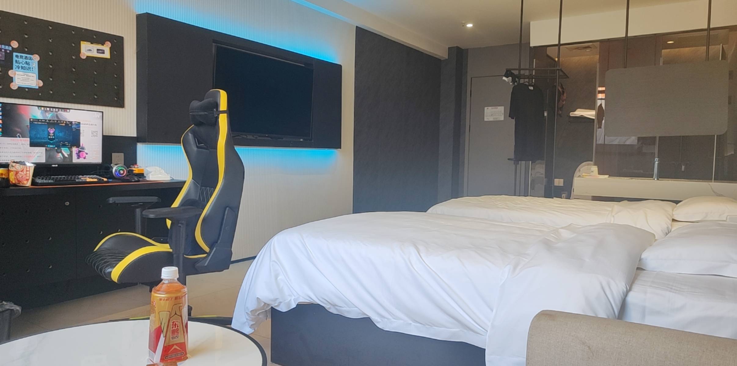    汉口香港路附近开的双人电竞房，有没有老哥来的。打lol双排海克斯

13 / 作者:烟火里的尘埃11 / 