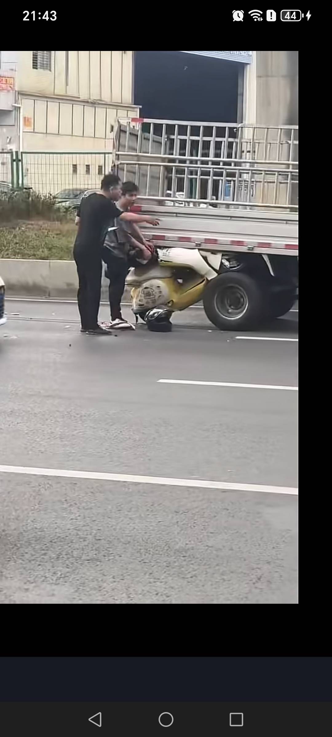 这是哪个老哥，车咋开的

62 / 作者:挂比了救我鸭 / 