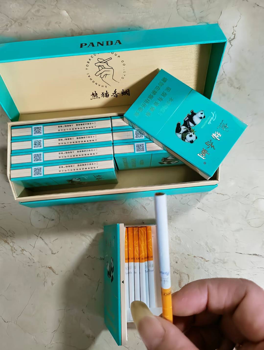 老哥们这个烟是不是20一包的，回到老家掏出来抽了 我记得就是我之前买的小熊猫外观一78 / 作者:挂壁老哥gg / 