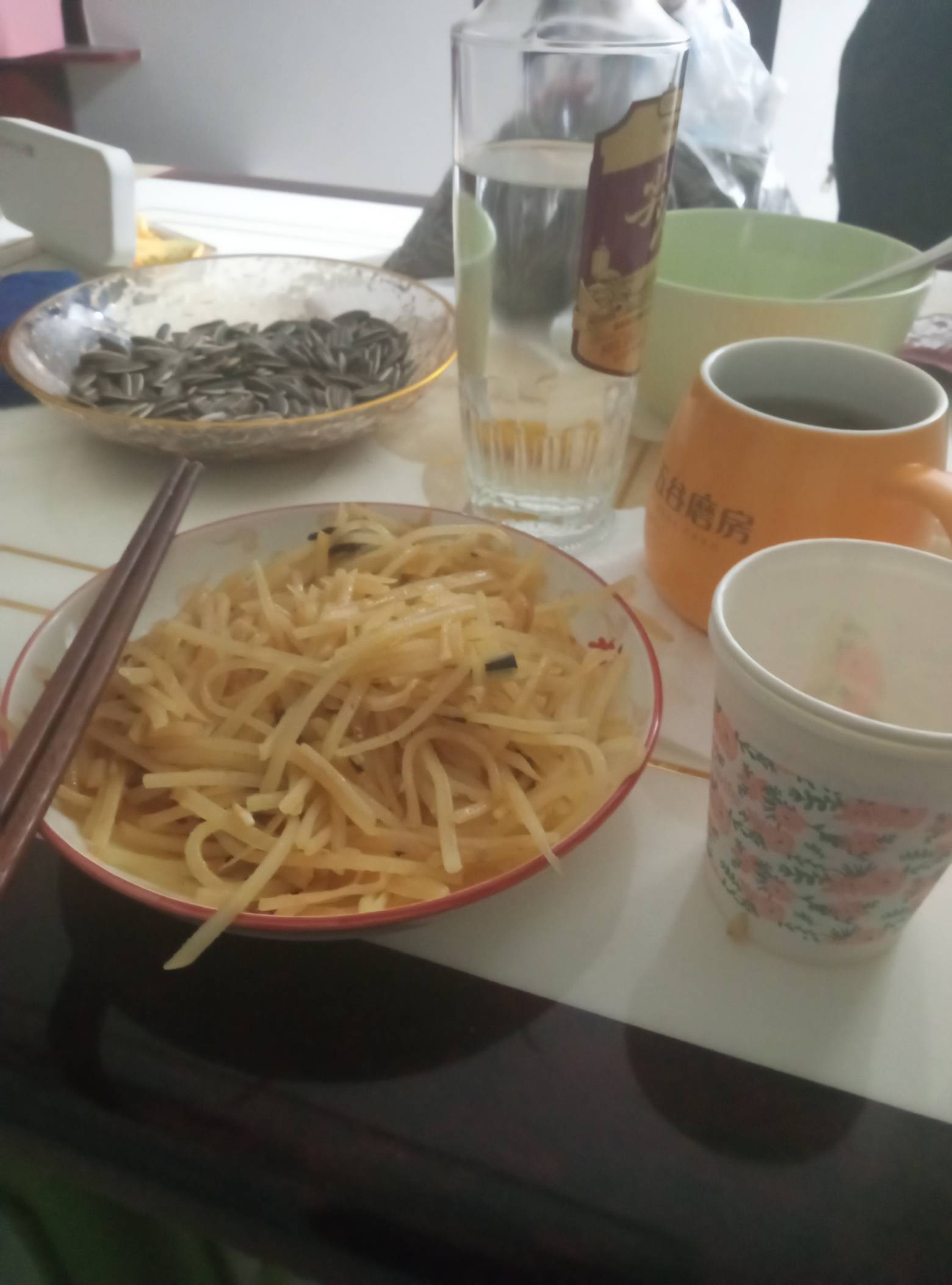 陪老哥们喝一个。住老哥们早日上岸，成家立业，以前和老哥们一样借钱不还，过了几年家97 / 作者:取个啥啊 / 