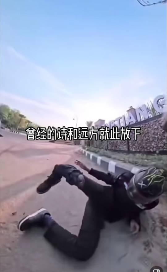 这也太吓人了，骑车送外卖的老哥长点心吧，看的我鸡皮疙瘩都起来了

78 / 作者:挂壁老哥饿了mm / 