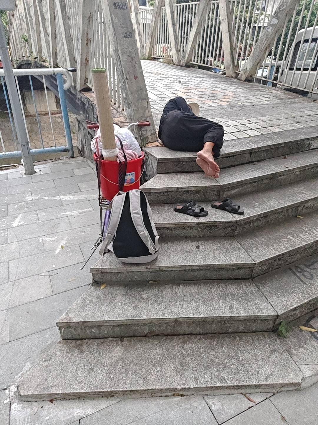 哪位老哥这么早就躺下了

89 / 作者:元小号 / 