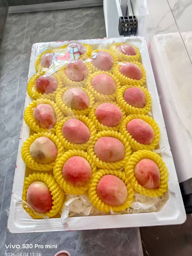 朋友送的大桃子，还给我家娃儿带了只小兔子

80 / 作者:顾小贝 / 