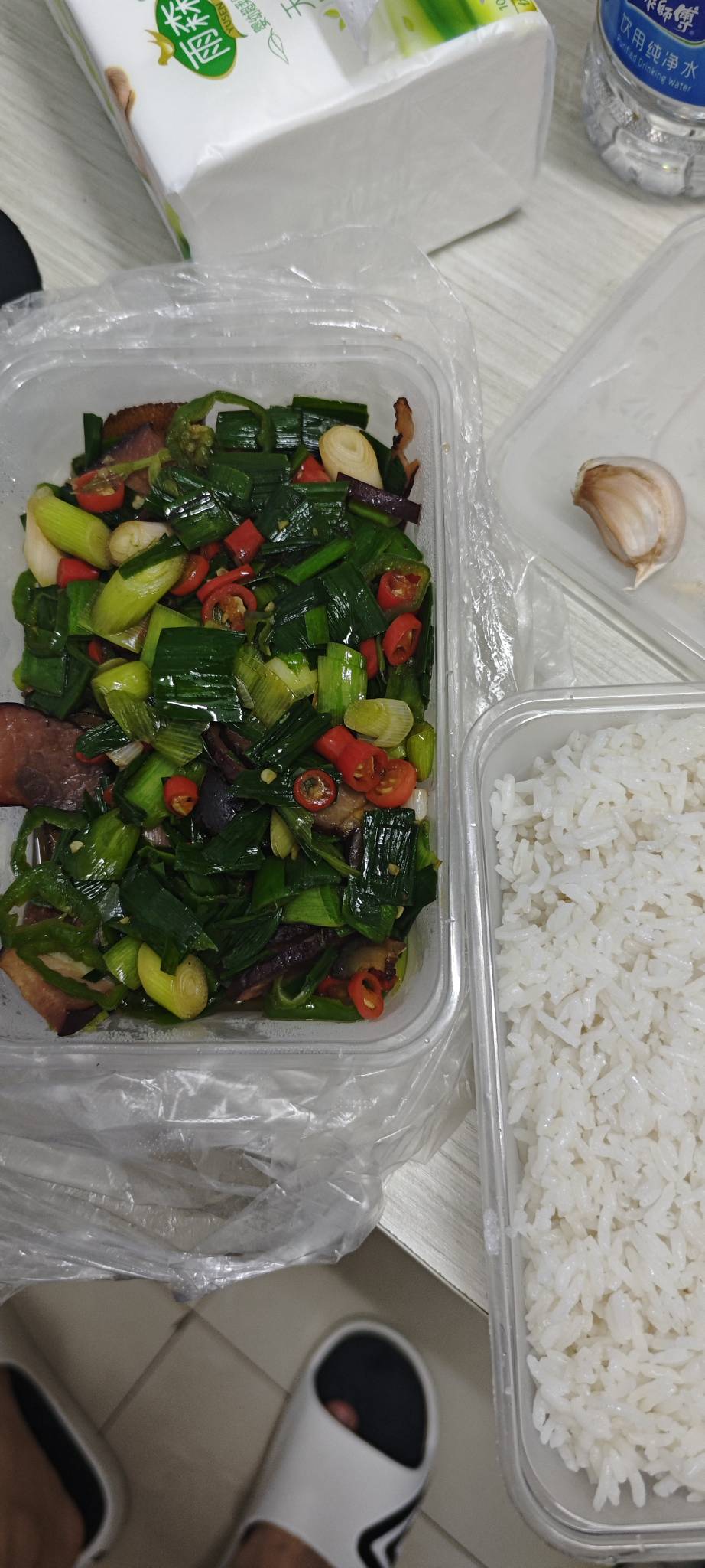 老哥们，蒜苗加生大蒜

93 / 作者:卡农豆包 / 