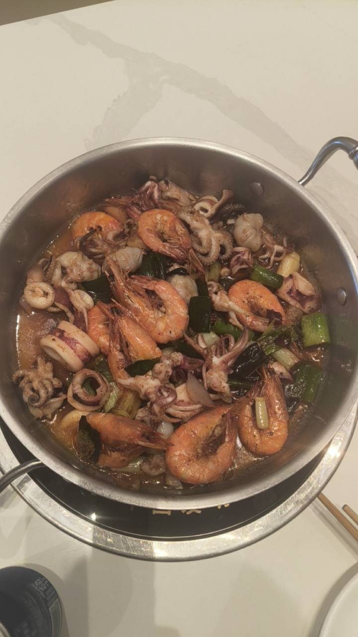 吃饭了  老哥们  七欣天海鲜

55 / 作者:卡农小六子 / 