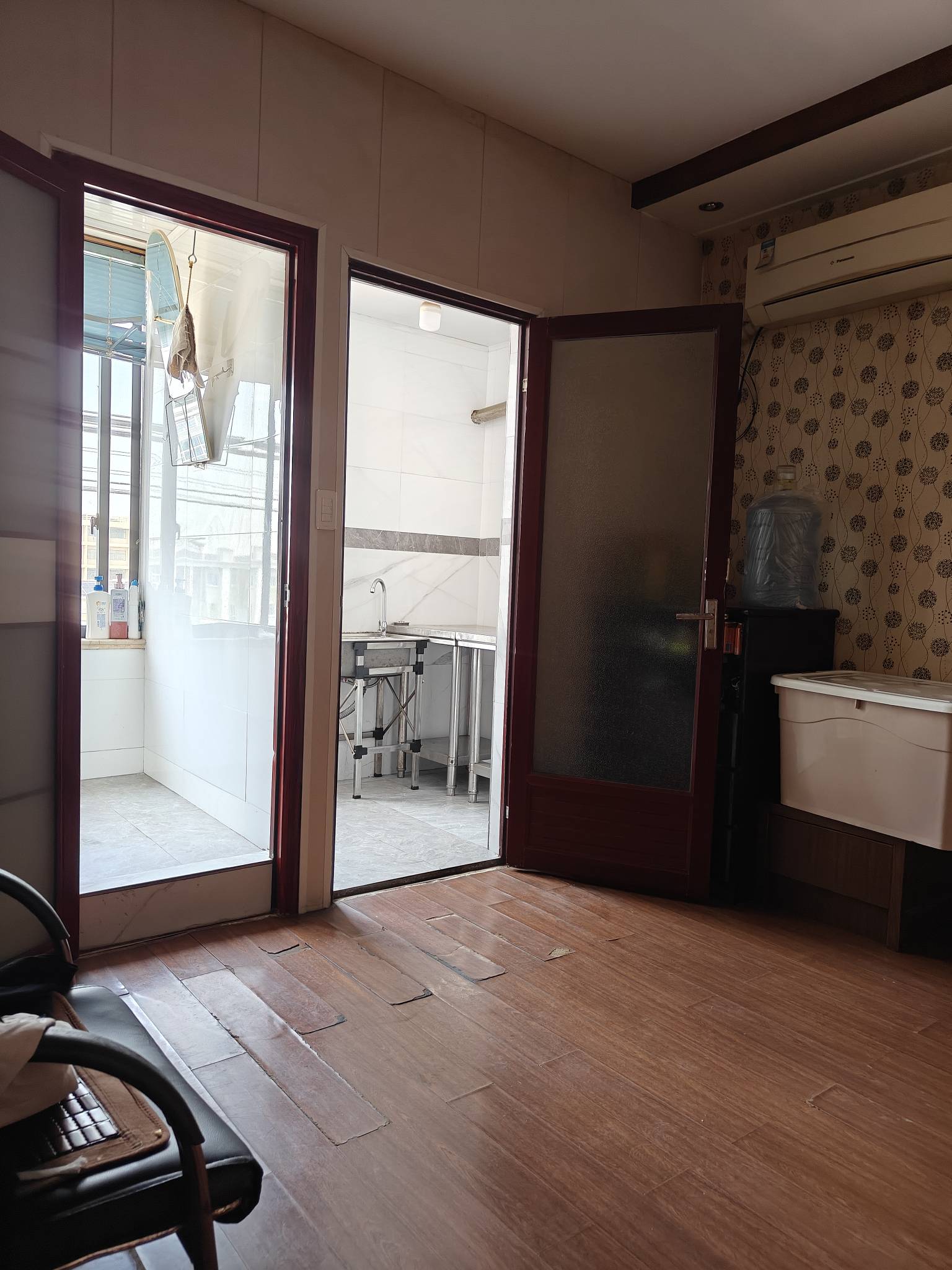 老哥们这个房子咋刚租的400块



91 / 作者:陈琉璃 / 