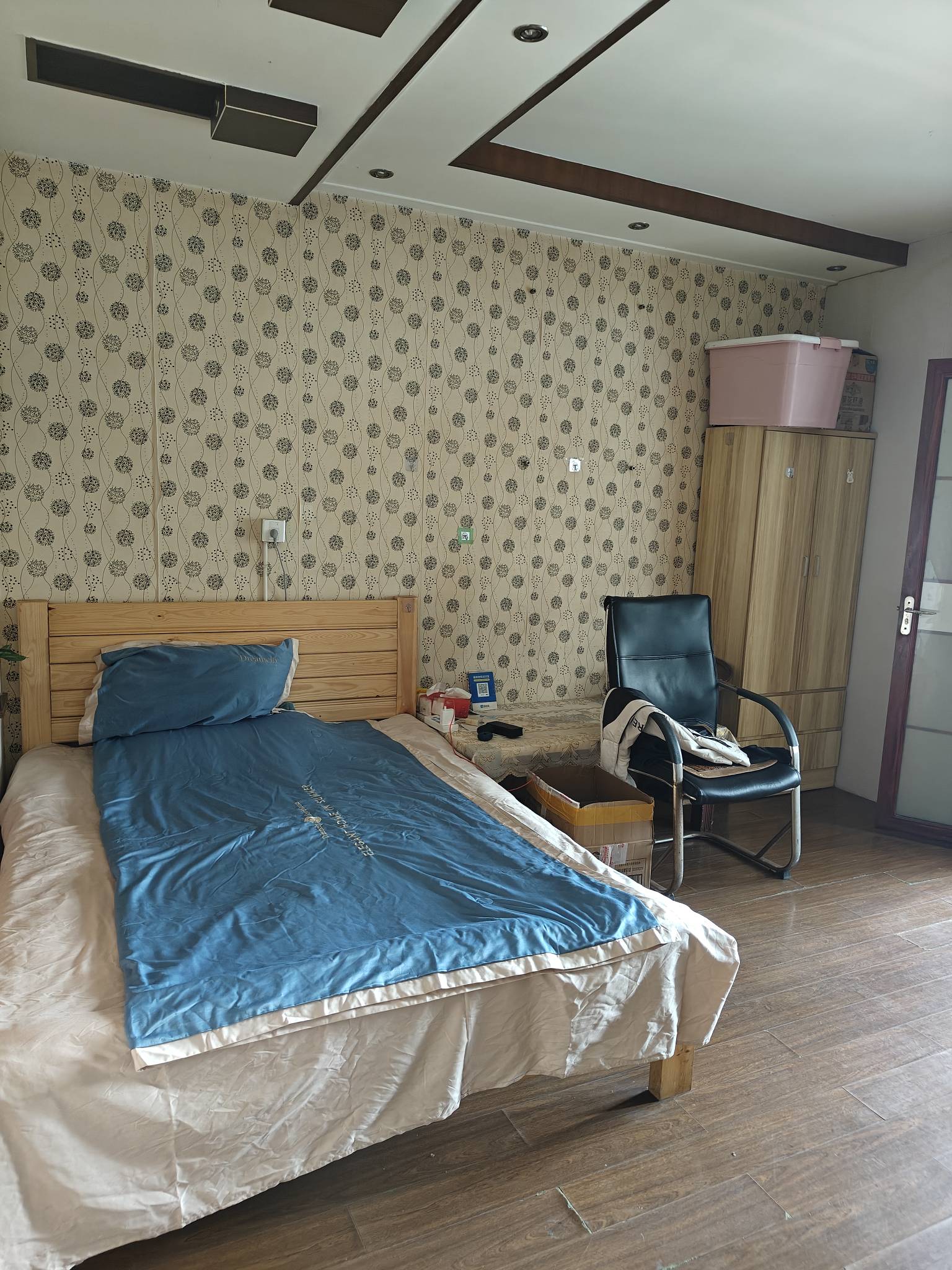 老哥们这个房子咋刚租的400块



79 / 作者:陈琉璃 / 