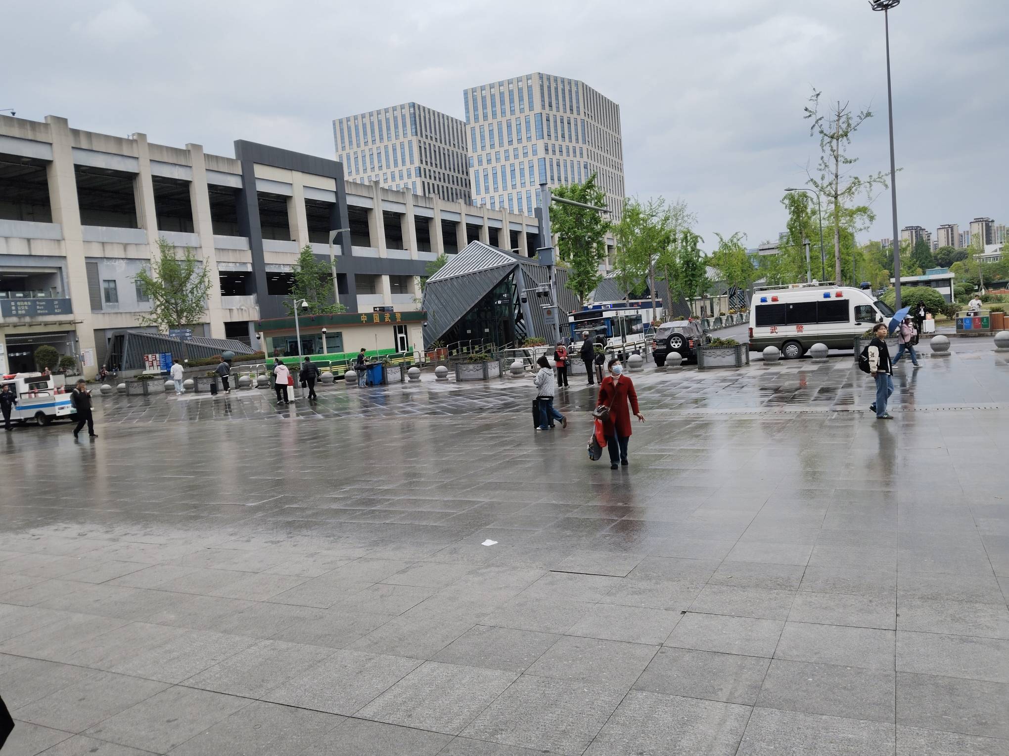 老哥们，为什么成都西站的广场上一个凳子也没有啊。走南闯北大车站好像就这座没有，大16 / 作者:攒米为自由 / 