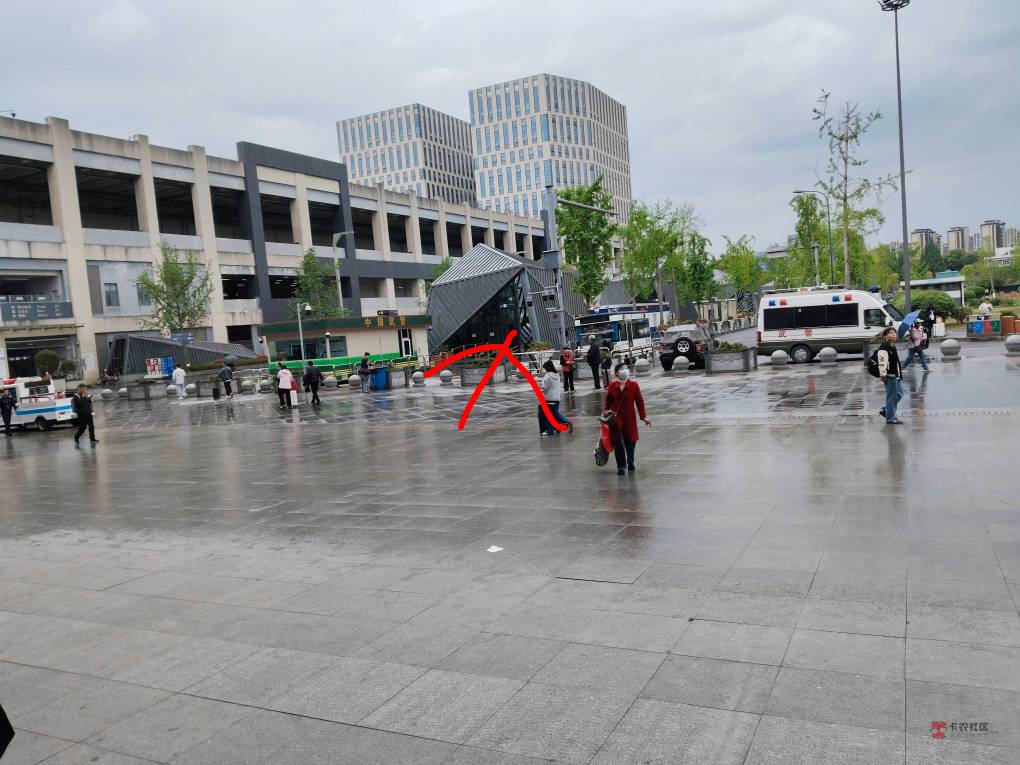 老哥们，为什么成都西站的广场上一个凳子也没有啊。走南闯北大车站好像就这座没有，大16 / 作者:随风飘样 / 