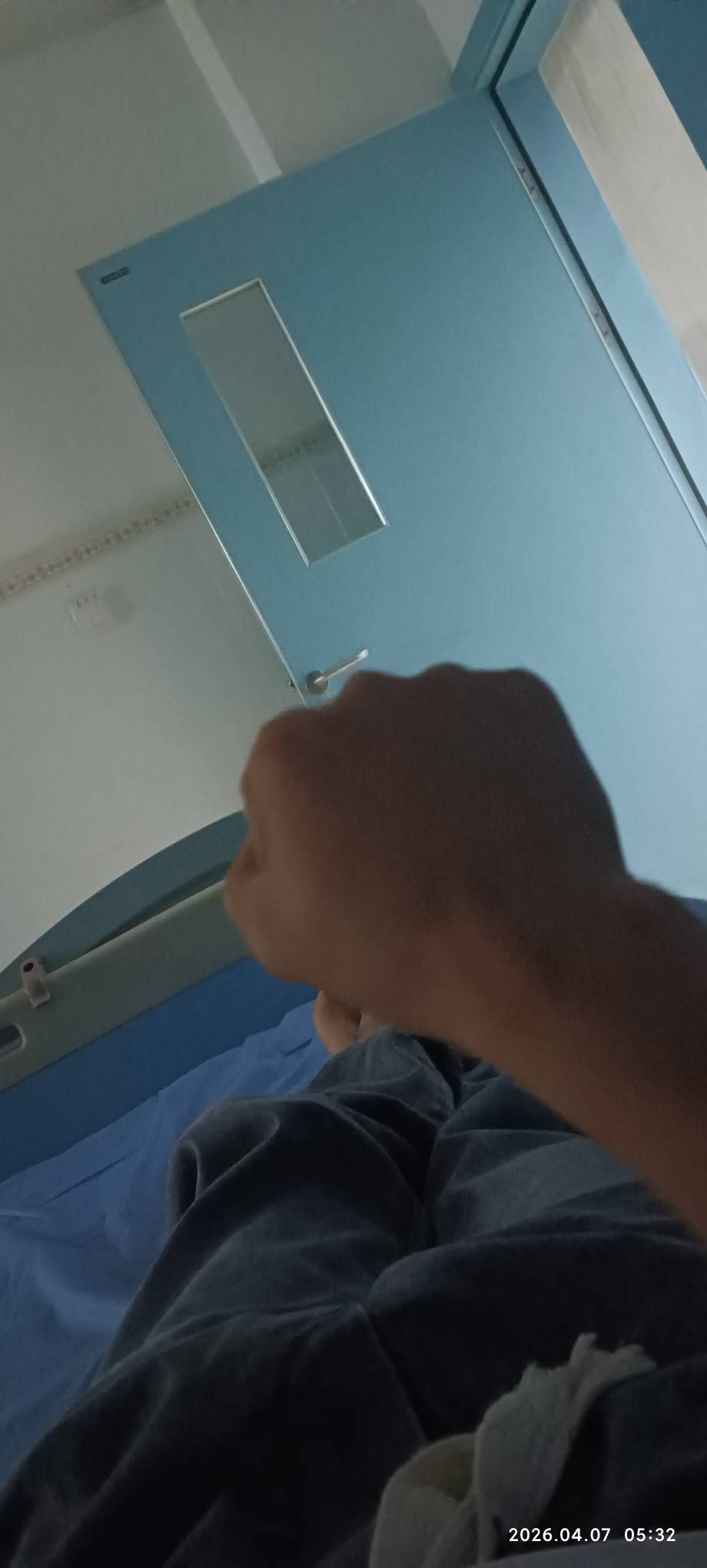 挂壁了老哥们！跑到医院，偷偷摸摸找个空床位躺下了

3 / 作者:永恒yi / 