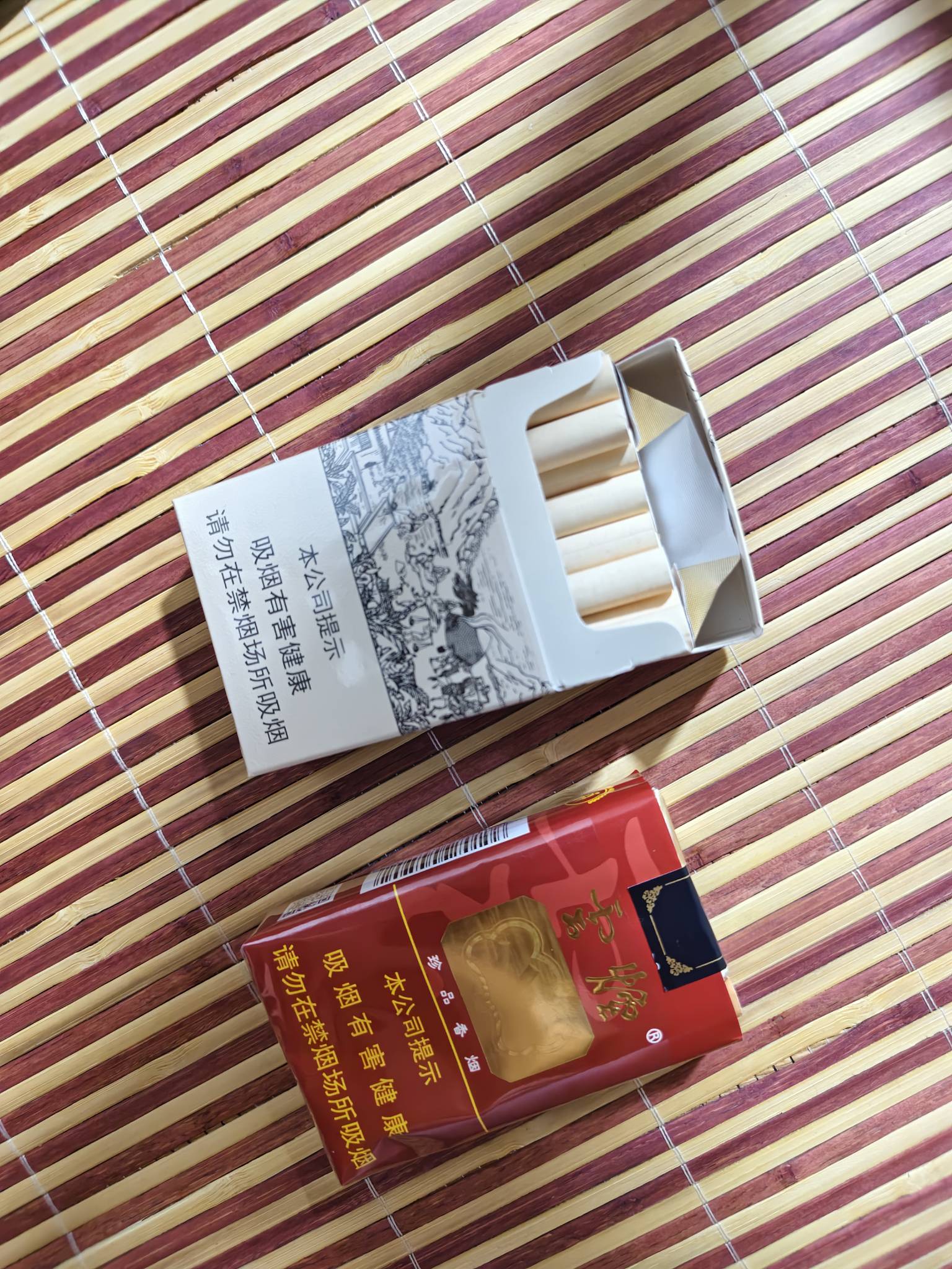 这个真龙和芙蓉王一样的价格，我感觉比芙蓉王还好抽些，这个云烟也不错

77 / 作者:卡农高富帅 / 