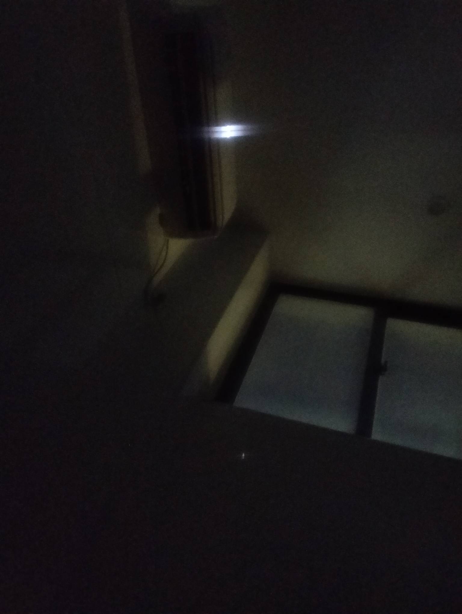   太难了老哥们发毛啊，饿得都吐酸水了  

  唐欢在挂壁房，欠着房租连灯都不敢开，房35 / 作者:尛•牛•氓 / 