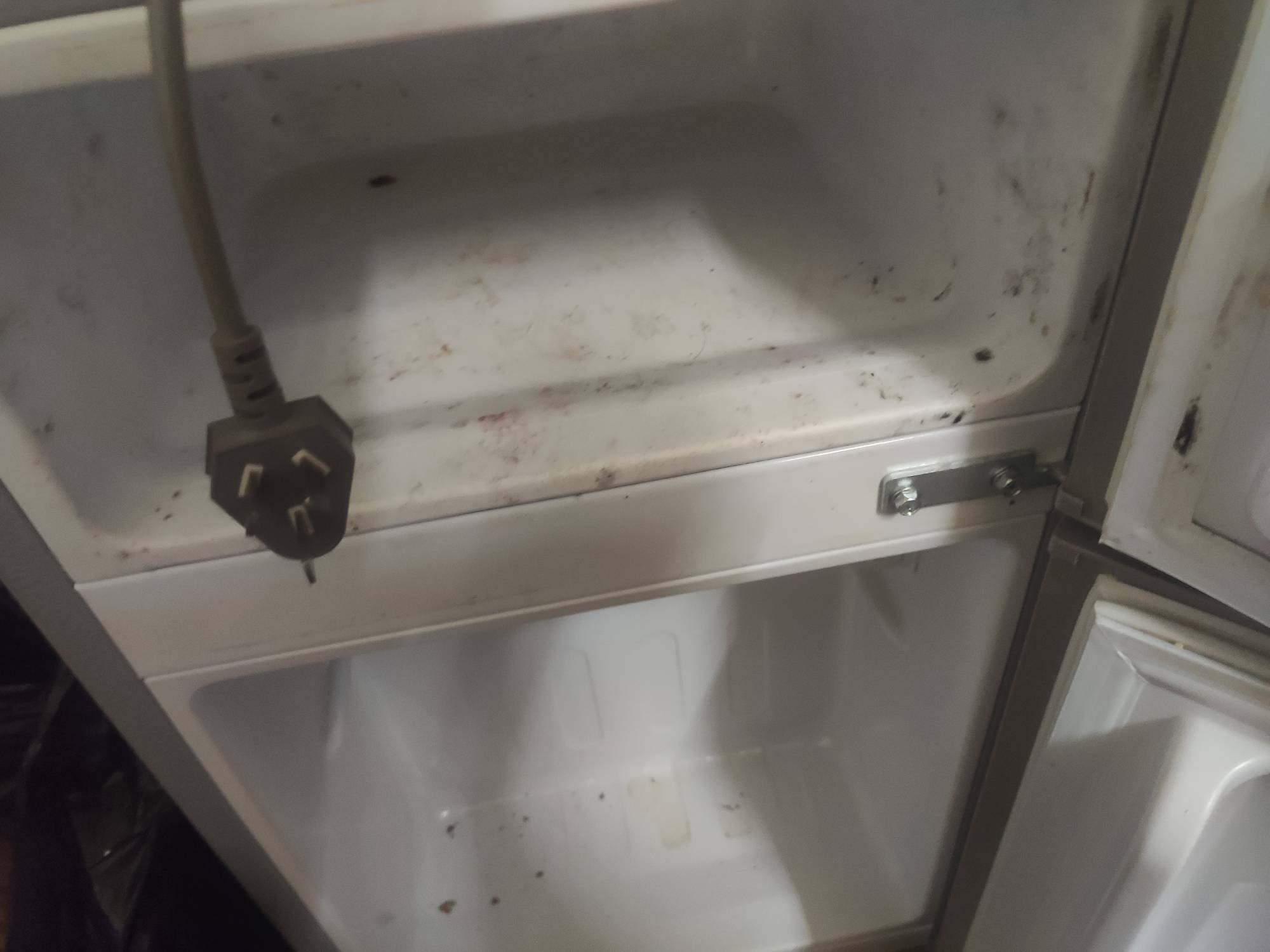 这挂壁冰箱费电吗有没有老哥知道，挂壁房上一个老哥留下来的，天热了想冰点喝的


48 / 作者:云边有个挂壁仔 / 