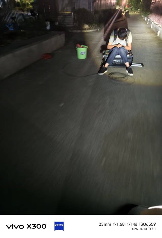 这是哪个老哥啊，大半夜在箱子上面睡觉

89 / 作者:挂比了救我鸭 / 