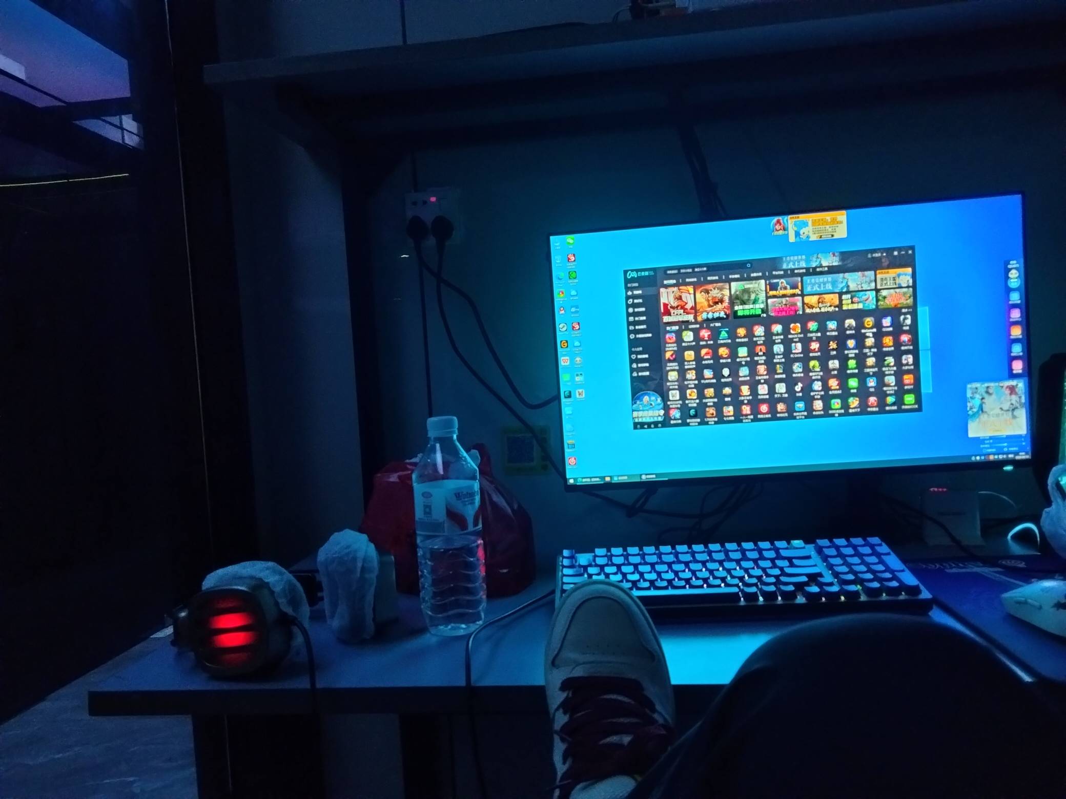 老哥们
现在上网也不懂干嘛了
游戏也没意思不想玩了

人生不得志
整晚睡不着
来广东混8 / 作者:君子之交淡如水 / 