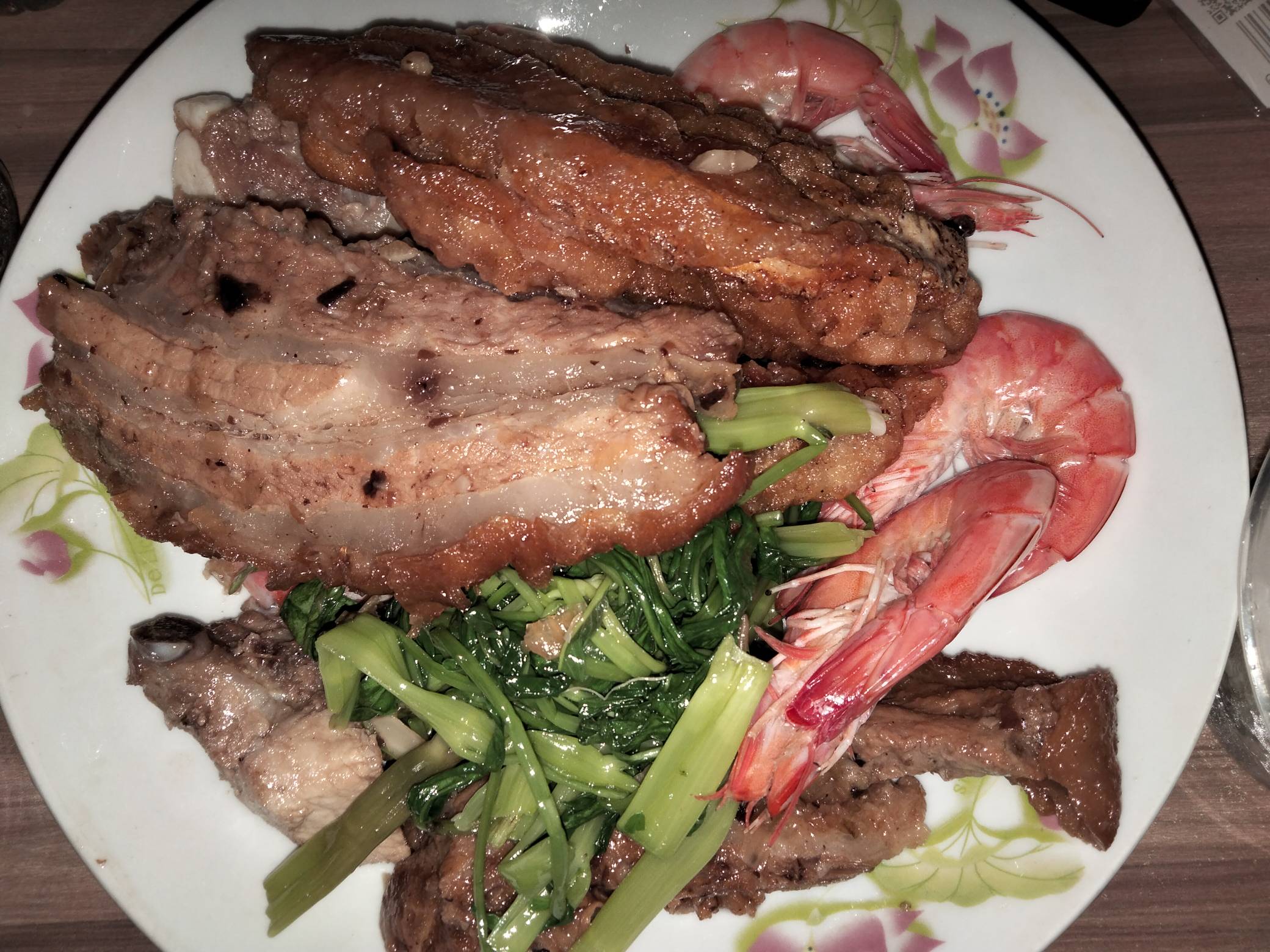 老哥们吃饭了，终于能吃顿好的了，有虾，排骨，炸芋头，扣肉，空心菜

99 / 作者:机会哈哈 / 