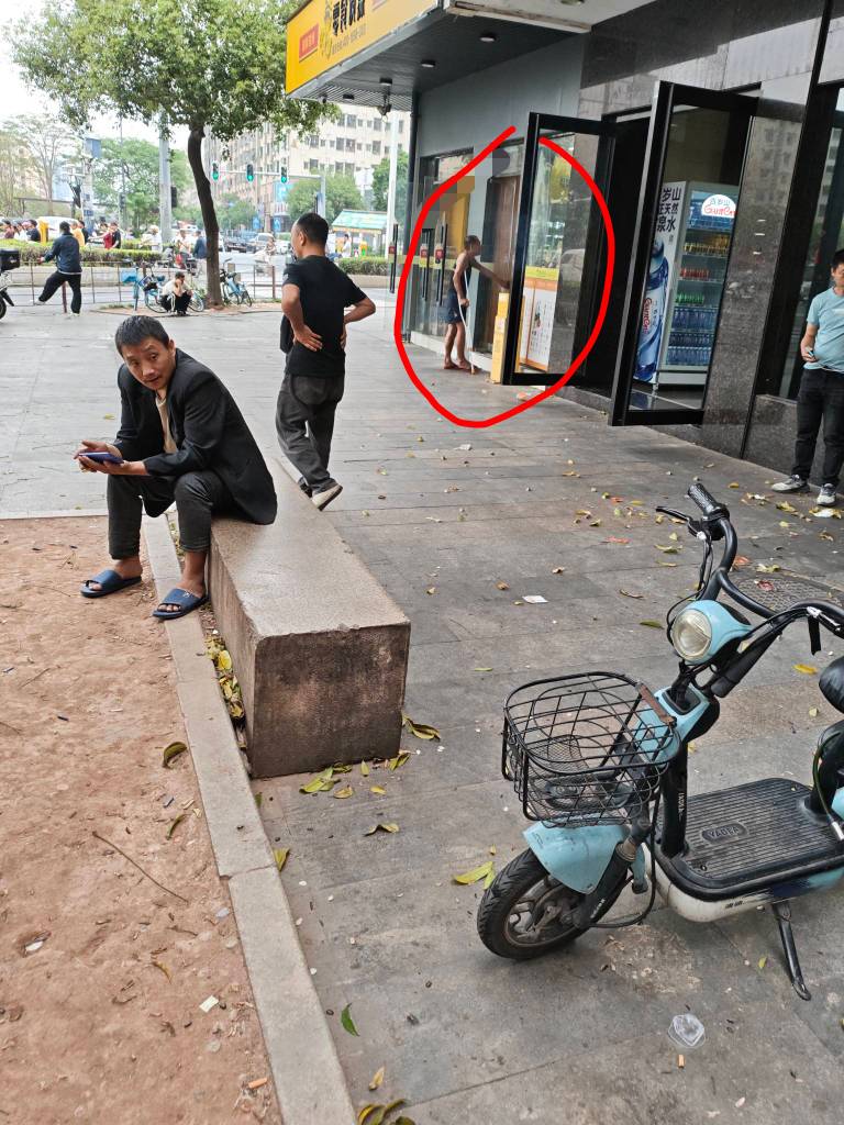 这个大神是个酒鬼，不知道是不是醉酒了闹事被人打了

6 / 作者:梦回大唐做王爷 / 