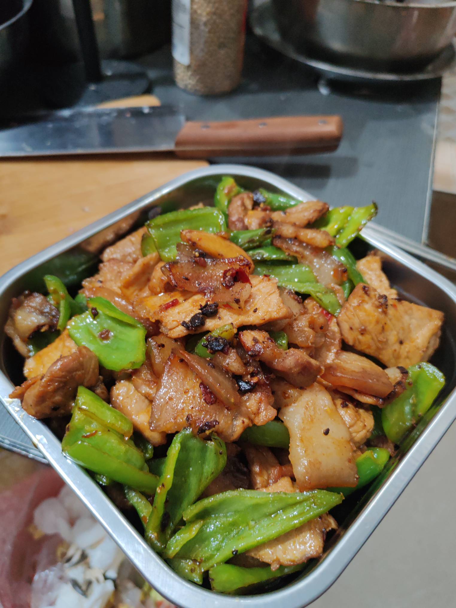 猪肉八块了，太便宜了，老哥们先吃

0 / 作者:景彡籽 / 