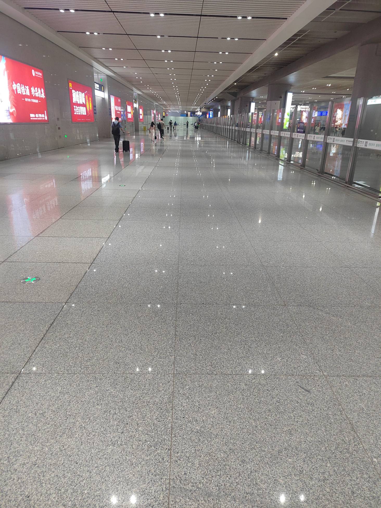 太难了，刚下高铁坐在站台抽根烟，人都走完了就剩我一个人，还不让我坐在那，怕我想不67 / 作者:年年悦意 / 