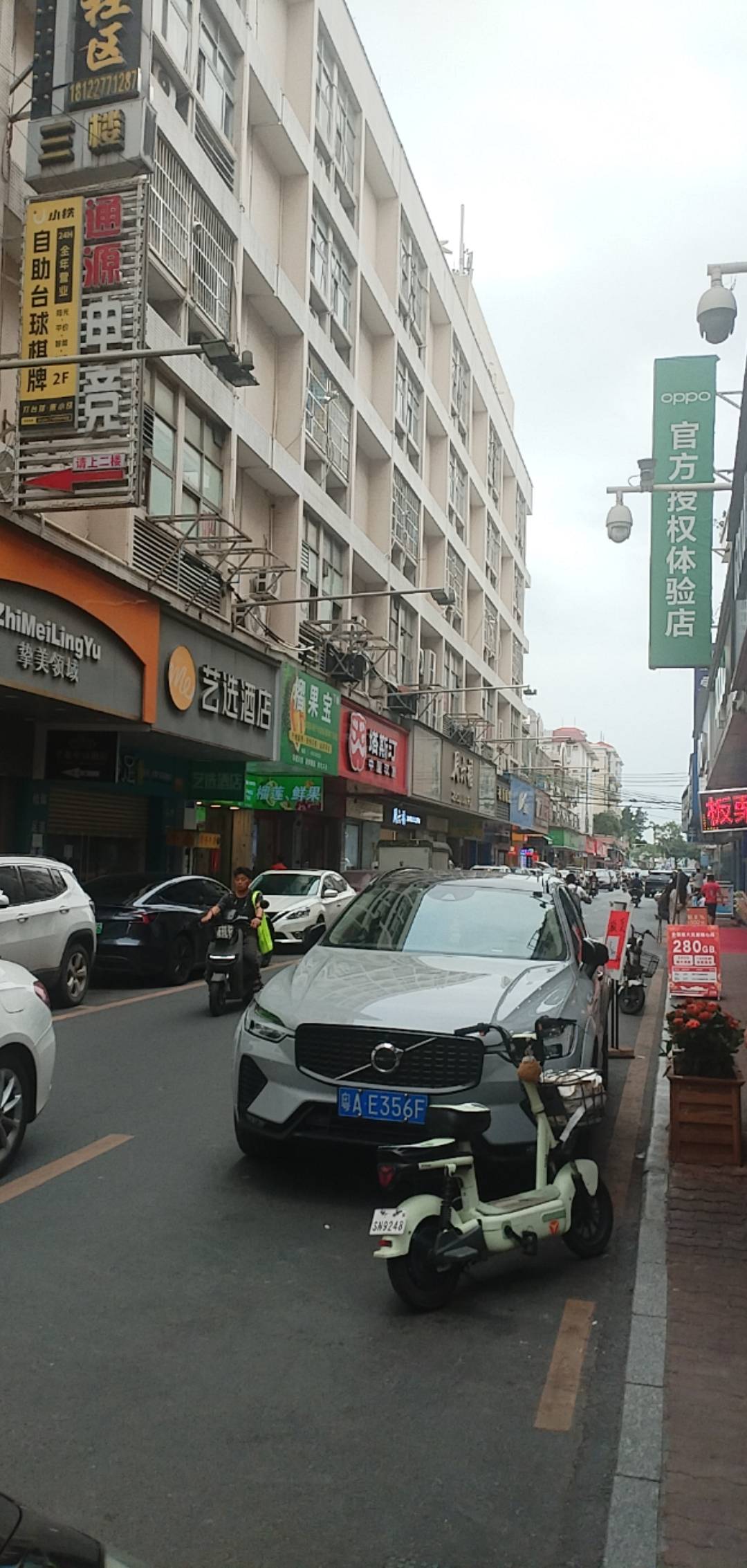 老哥们，没钱了，刚过来就看到有人跟摩的佬再谈赔偿。摩的佬就停再拉客的地方也能碰到3 / 作者:湖南陈小春 / 