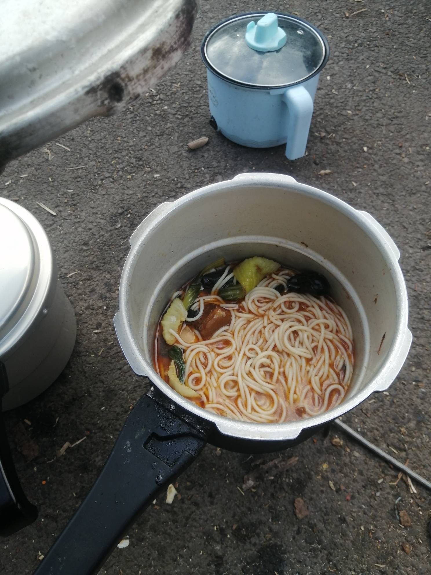 老哥们，开饭了，零下5度，棉鞋棉裤，煮点挂壁粉吃




92 / 作者:卡农新来的 / 