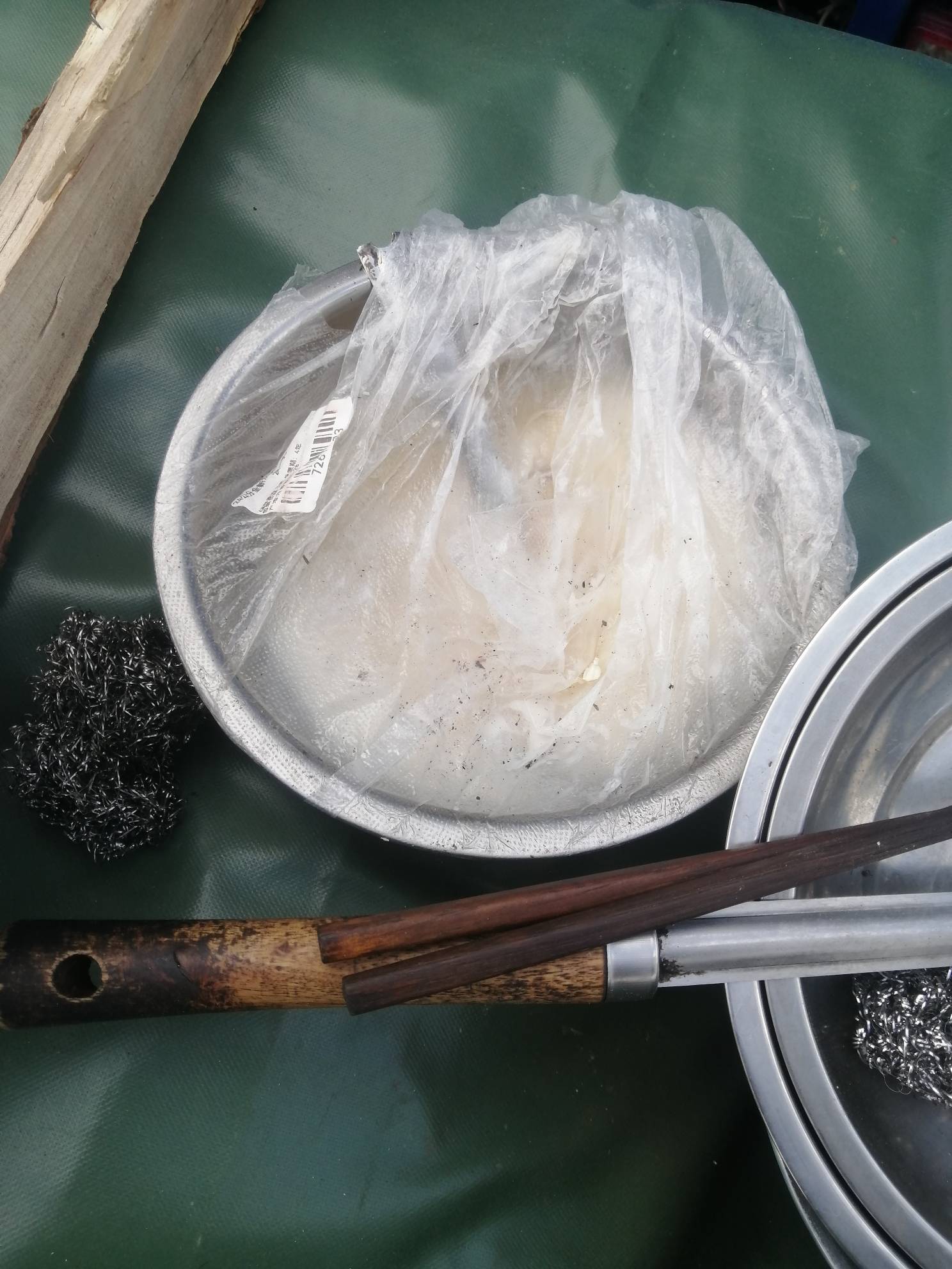 老哥们，开饭了，零下5度，棉鞋棉裤，煮点挂壁粉吃




93 / 作者:卡农新来的 / 