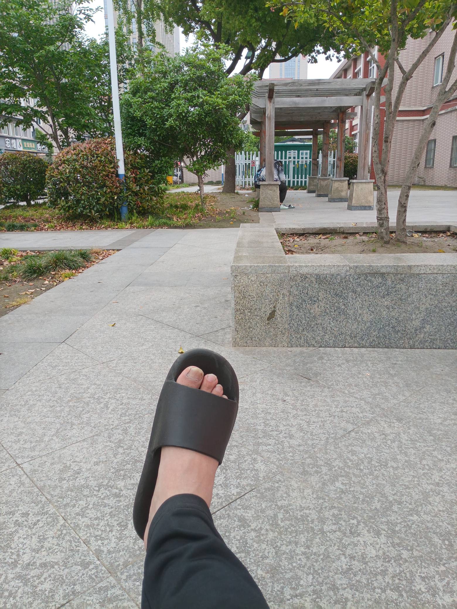 卡农起码有5%的老哥挂壁在公园他穿棉袄我穿拖鞋，这很合理吧？

44 / 作者:周婕纶 / 