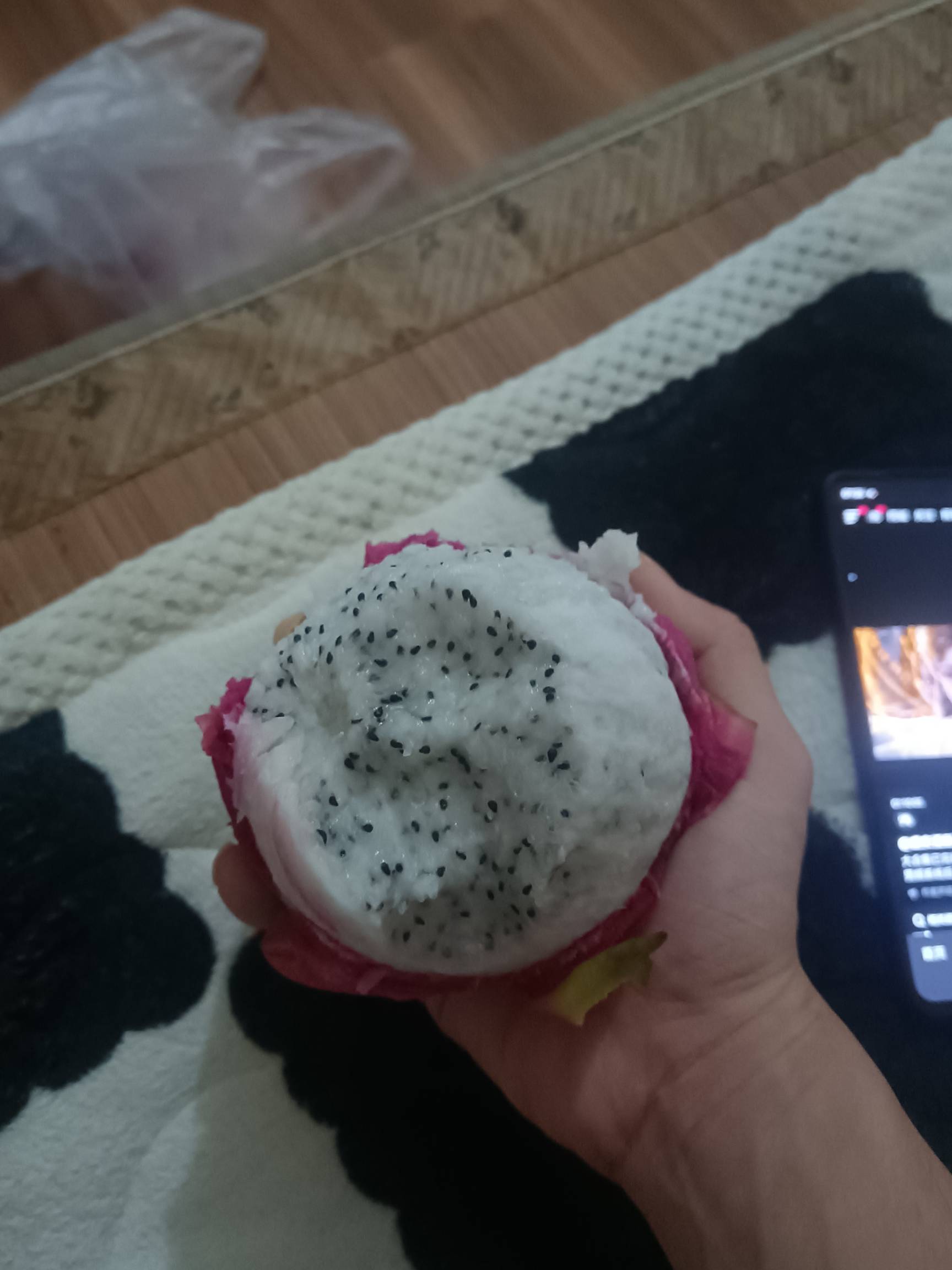 还是这种火龙果好吃，那种红色的有毒，吃了满嘴红就算了，吃完第二次狂拉不停

2 / 作者:挂壁老哥饿了mm / 