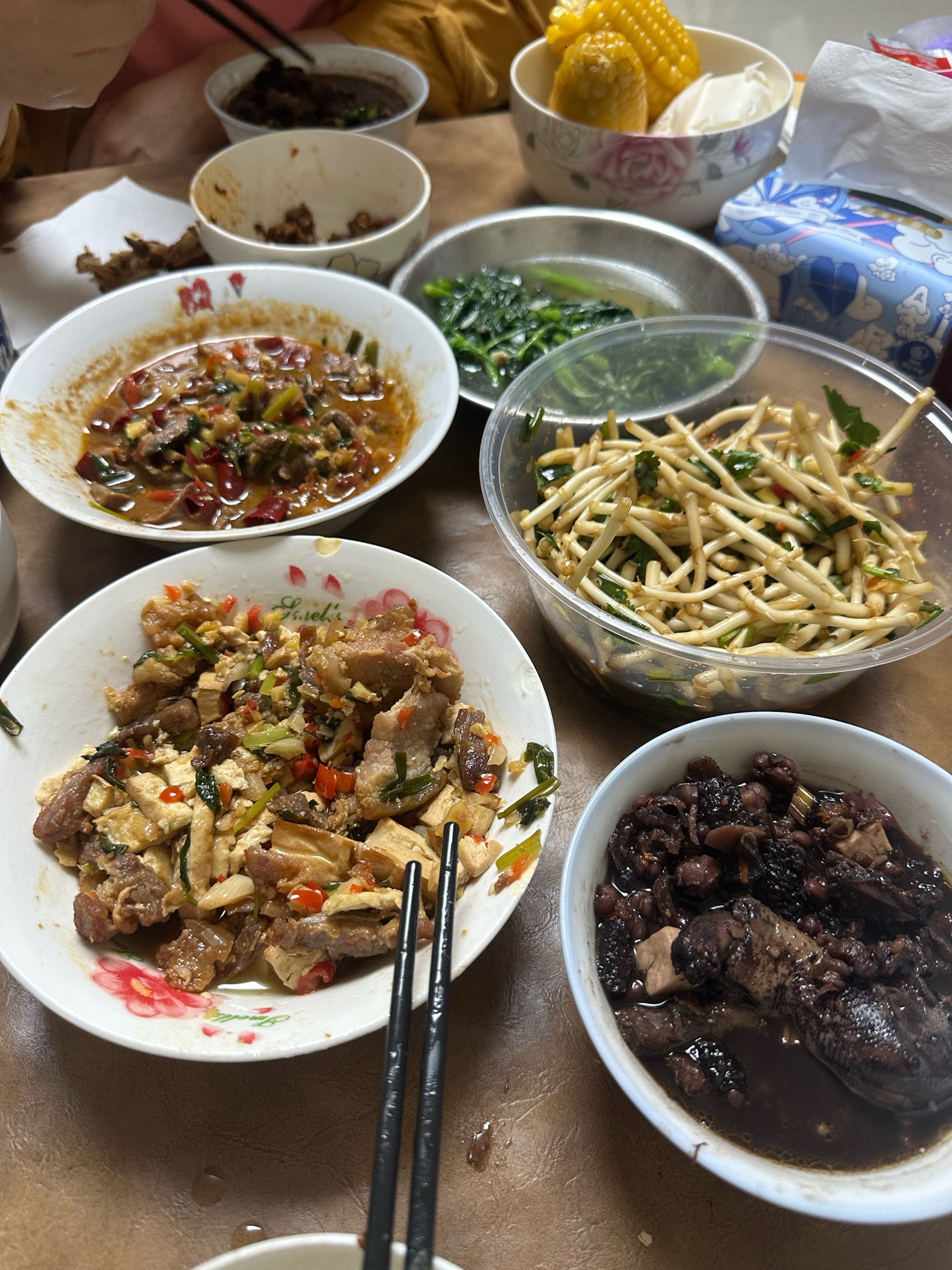 吃饭了，老哥们，中药炖鸽子，凉拌折耳根，五花肉炒豆腐干，小炒黄牛肉，时蔬

44 / 作者:ajvzjjj / 