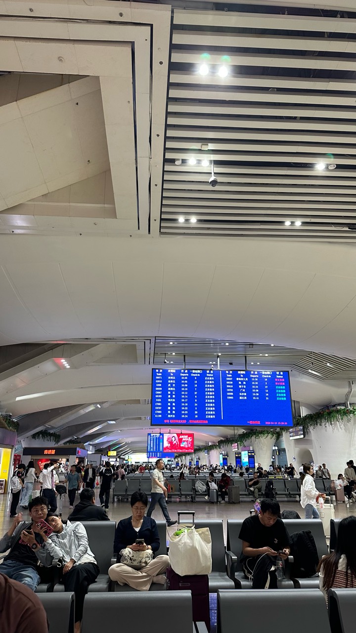 刚出门就在南站挂壁了，直接跑去工地安排宿舍，还是开房挂壁

49 / 作者:不知明的靓仔 / 