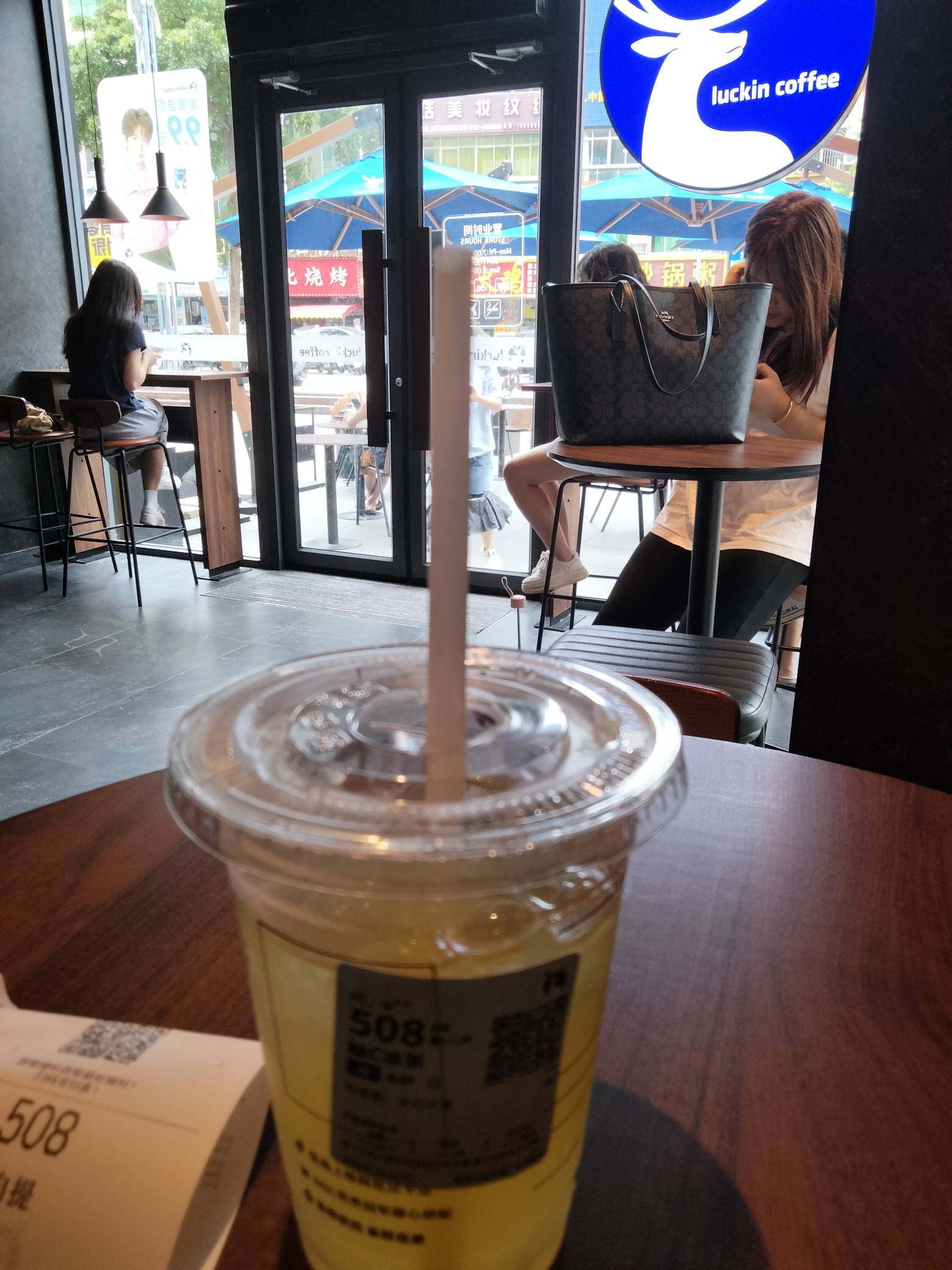 一人饮茶
放空时刻

大家都心知肚明
我们无法站在现在的角度
去批判当时的自己
就算时91 / 作者:君子之交淡如水 / 