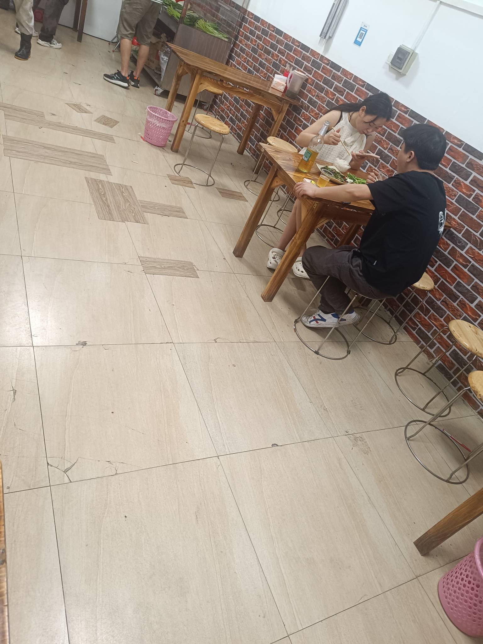 这老哥不知道和谁吃饭。

4 / 作者:北部湾银行 / 