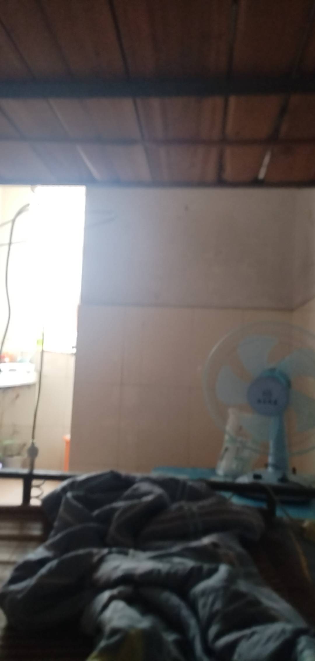 老哥们挂b了没钱叫房主了咋办合同写的最少要住6个月。

5 / 作者:湖南陈小春 / 