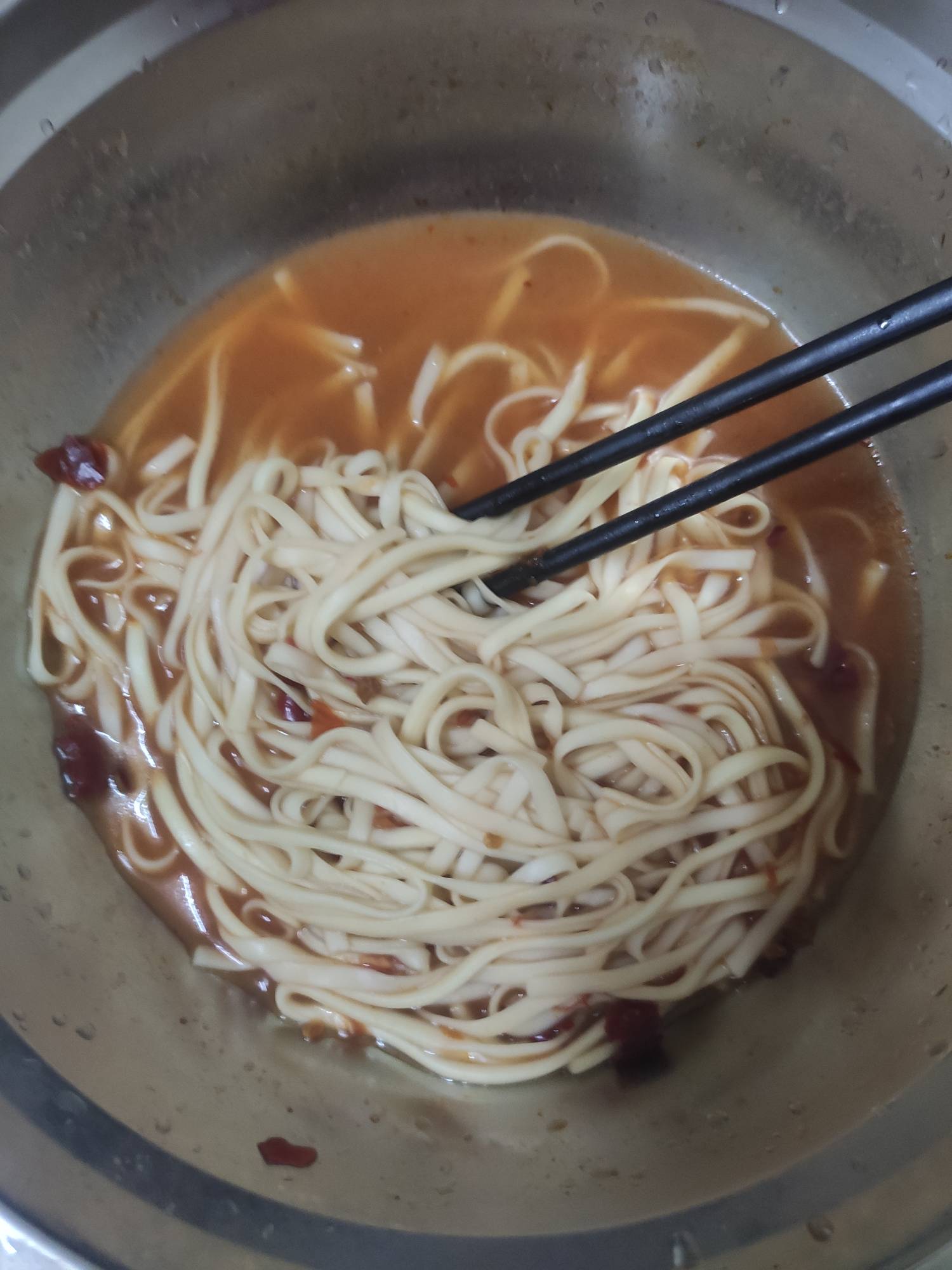 宛如一个飞舞，30岁了面都不会煮，刚刚试着自己煮了一碗面吃了一口差点吐了

100 / 作者:云边有个挂壁仔 / 