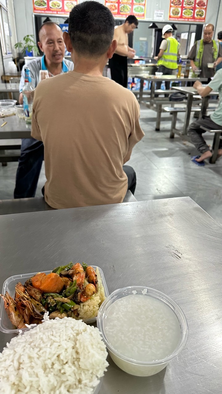 做不满7天没工资，顶不住了，这辈子吃过最难吃的饭，虾还是冰鲜的臭虾，其他全是素菜17 / 作者:不知明的靓仔 / 