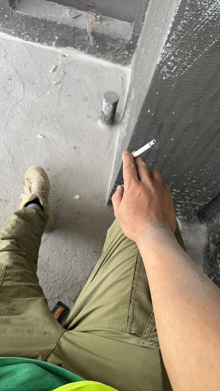 做不满7天没工资，顶不住了，这辈子吃过最难吃的饭，虾还是冰鲜的臭虾，其他全是素菜0 / 作者:不知明的靓仔 / 