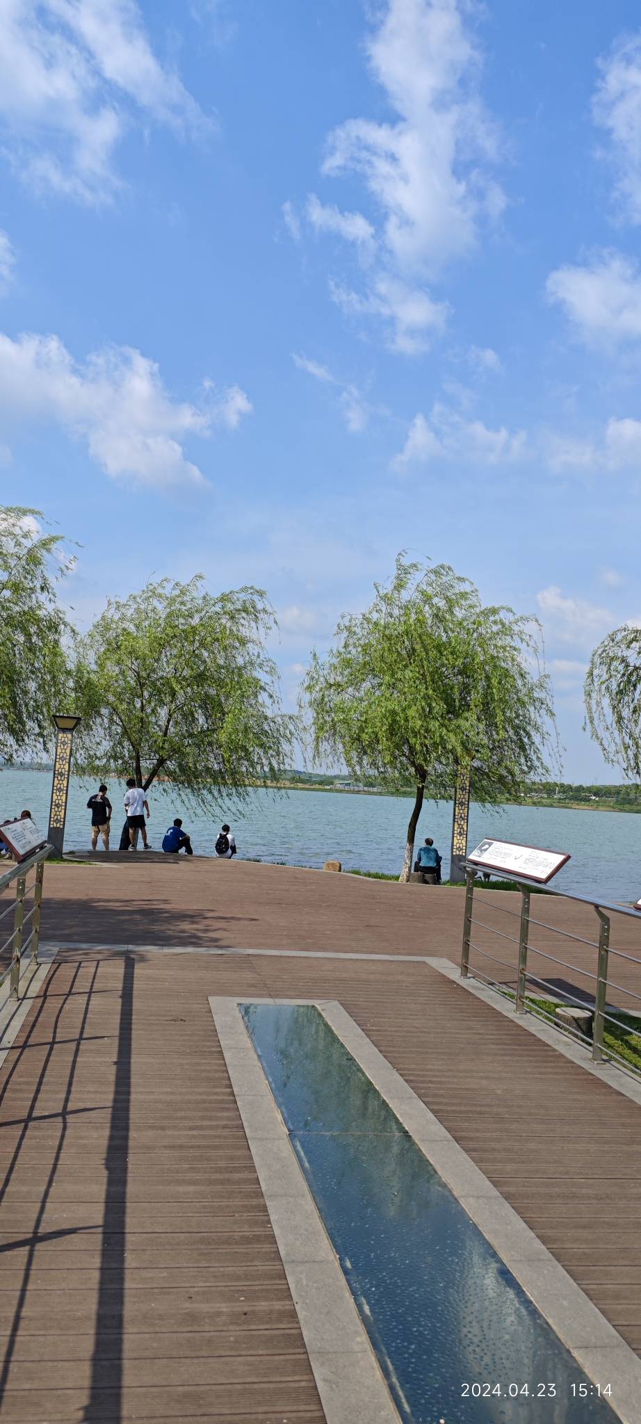 凌晨三点，便利店的灯光惨白。我坐在窗边，面前是一袋2块钱泡得发胀的面，热气熏得眼17 / 作者:撸毛小王子 / 