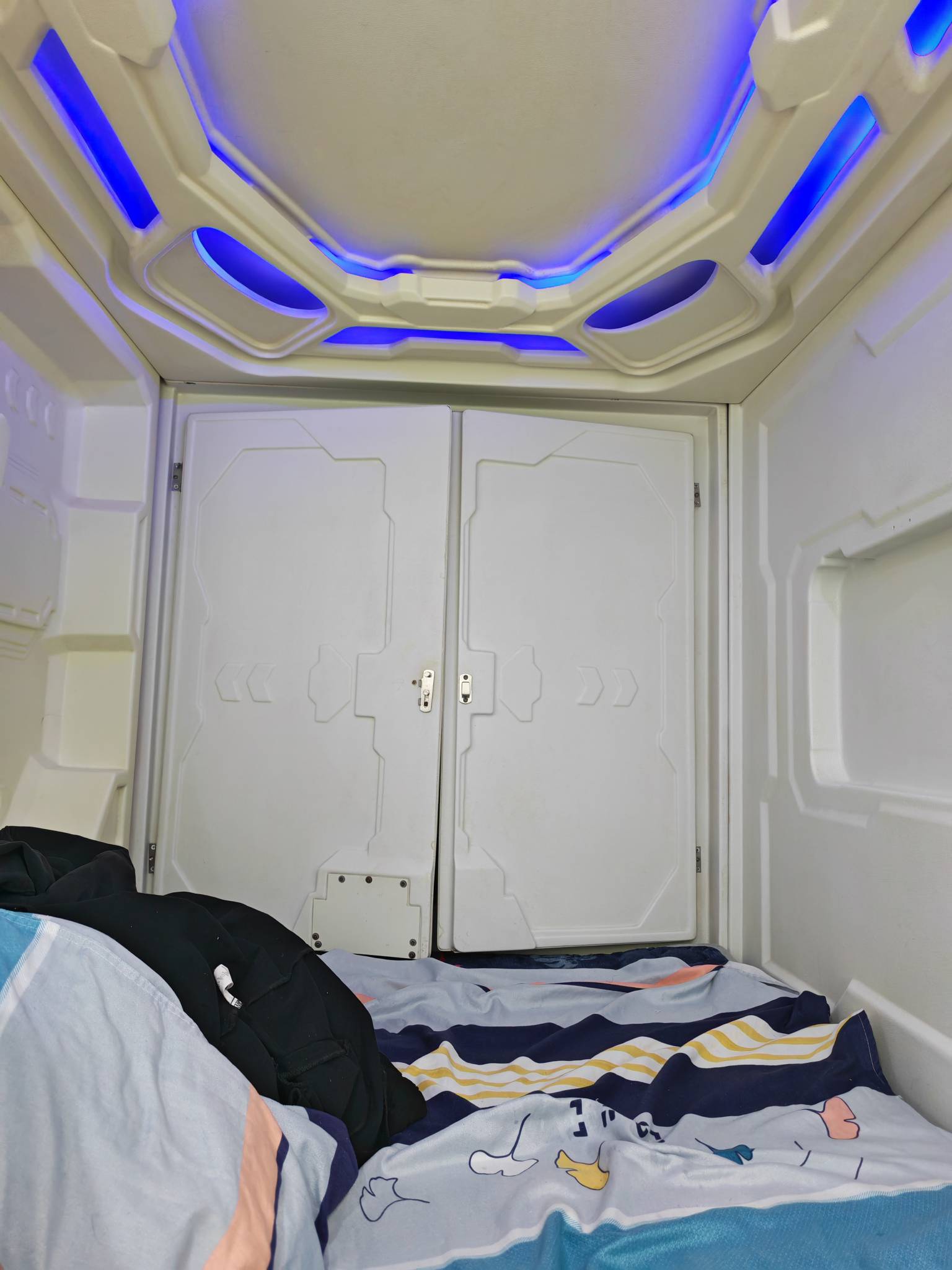 老哥们，挂壁了，住这种房间。

18 / 作者:逞强- / 