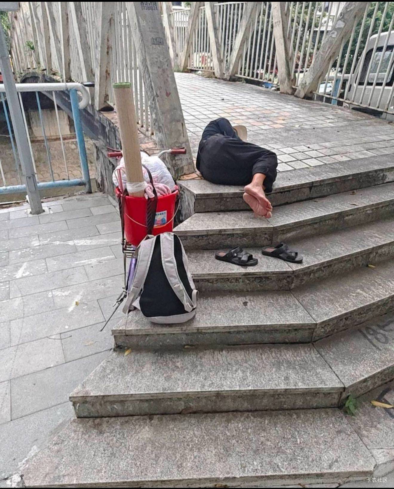 我班怎么没人发帖啊，随便翻一下都是4小时前的帖子，老哥们饿晕了

90 / 作者:湖南陈小春 / 