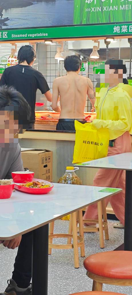 老哥们这样是显得他跟牛吗？纹身就算了，公共场合不穿衣服就有点过分了


59 / 作者:卡农豆包 / 