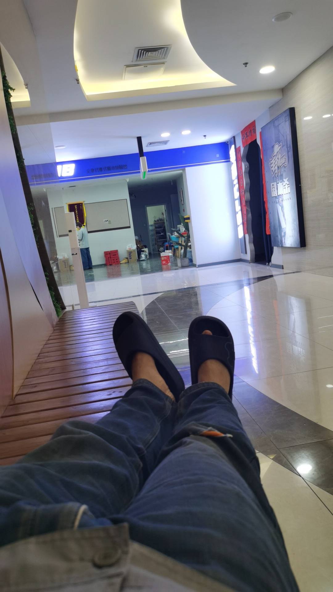 有没什么办法搞个10吃饭啊 太难了 走投无路了哎 挂壁在万达广场超市里面躺着 

66 / 作者:可不可以再爱你 / 