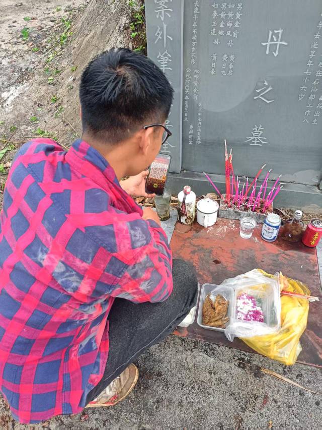 好穷啊不知道老哥们怎么活得下去好想看老哥们饿晕

10 / 作者:爸爸很爱你的 / 