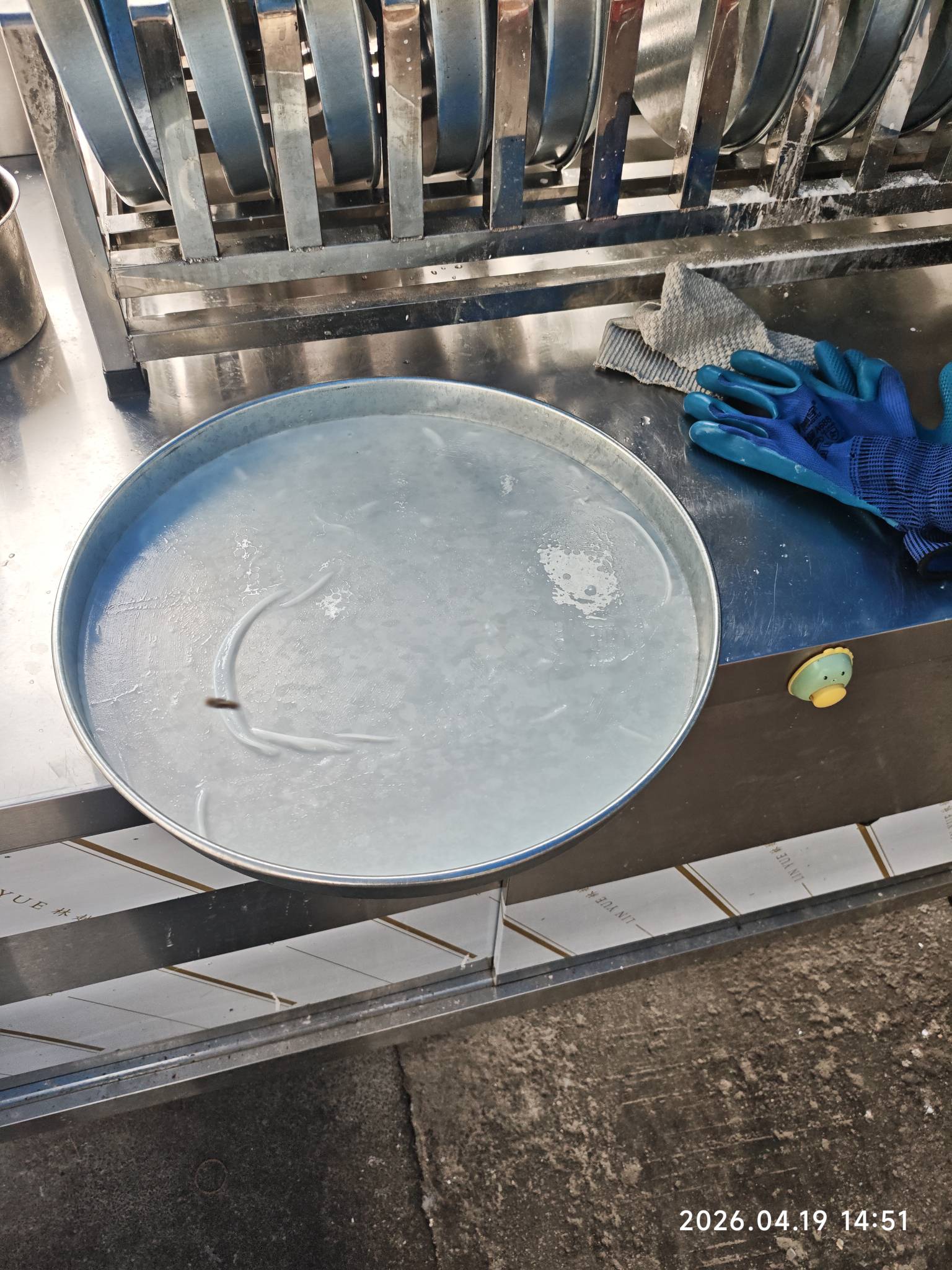 老哥们 还记得我不  之前生活费和女朋友花超支了  我妈帮我还了2万  现在又在广东给我14 / 作者:厌桁科技 / 