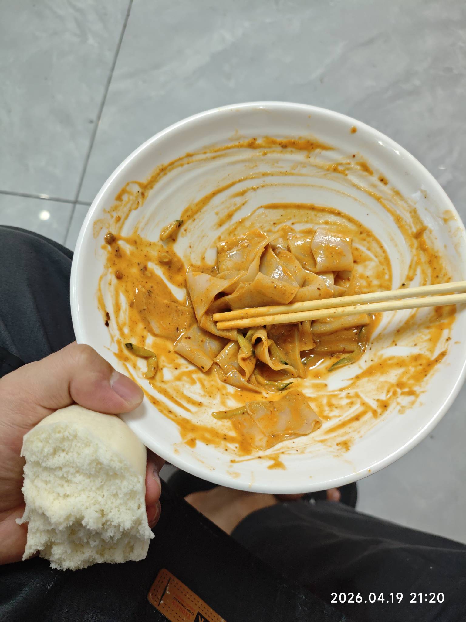 老哥们 还记得我不  之前生活费和女朋友花超支了  我妈帮我还了2万  现在又在广东给我88 / 作者:厌桁科技 / 