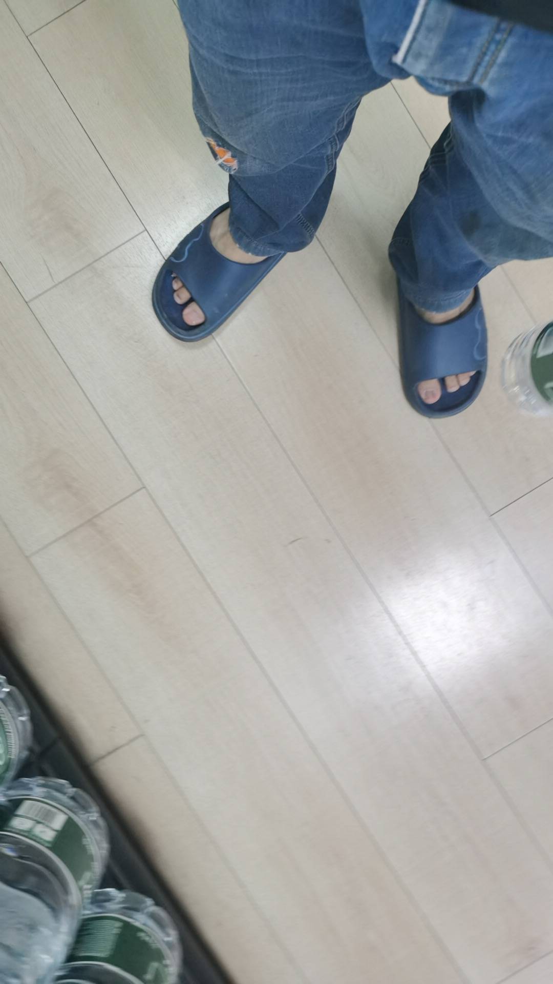 搞了点单子 几十元就在网吧度过一晚吧 没办法了 我也没法 





82 / 作者:可不可以再爱你 / 