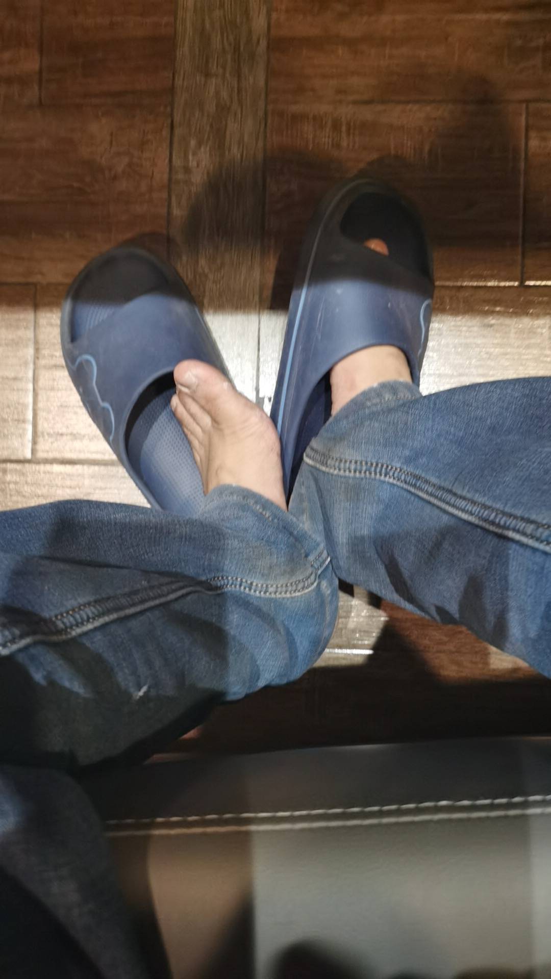 搞了点单子 几十元就在网吧度过一晚吧 没办法了 我也没法 





97 / 作者:可不可以再爱你 / 