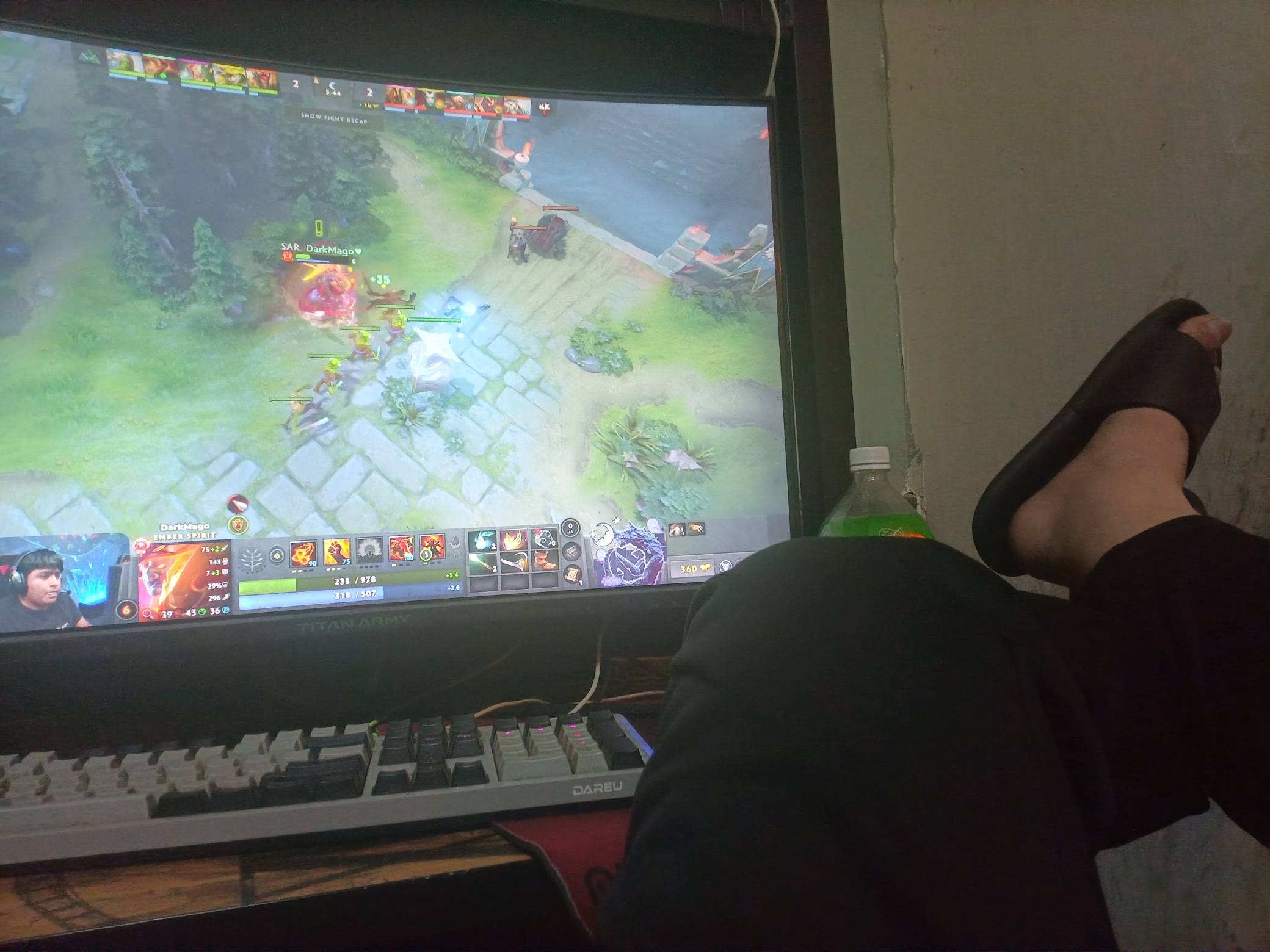 网吧不应该全是挂壁仔吗？正经人谁天天网吧里泡着啊

53 / 作者:周婕纶 / 