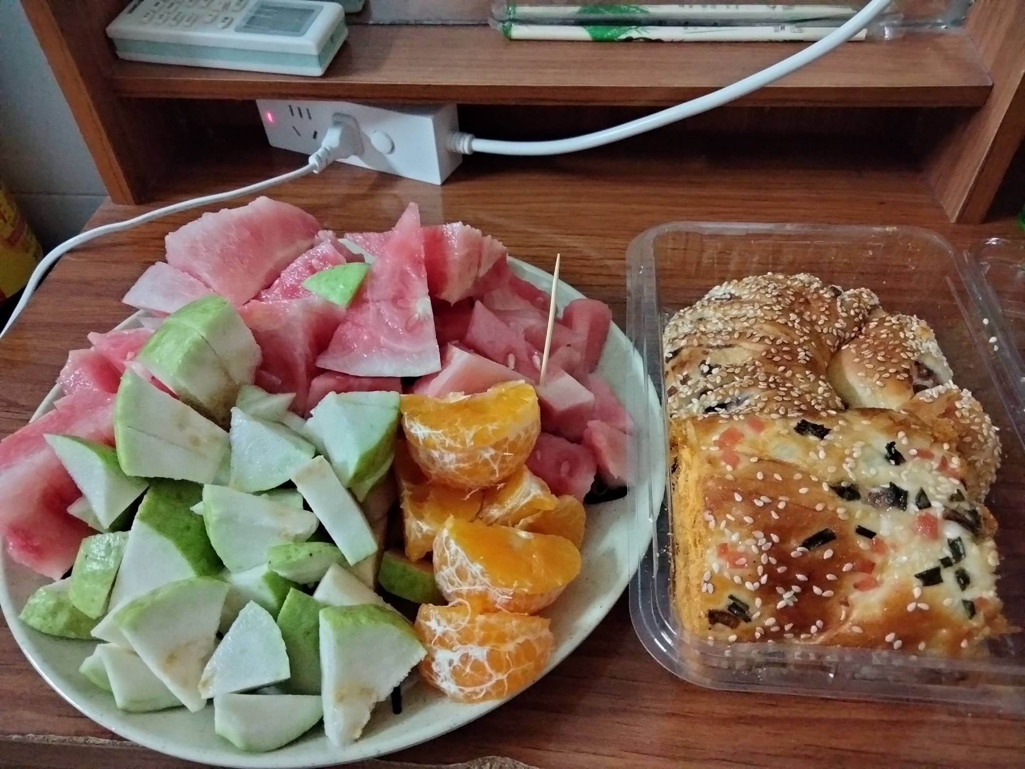 天气太热了没胃口不想吃外卖快餐，去超市花了16毛买面包和水果当晚餐，感觉挺不错的。77 / 作者:君子之交淡如水 / 